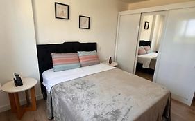 Flat Ilha Pura Barra- 5min a pé pro Riocentro para 04 pessoas